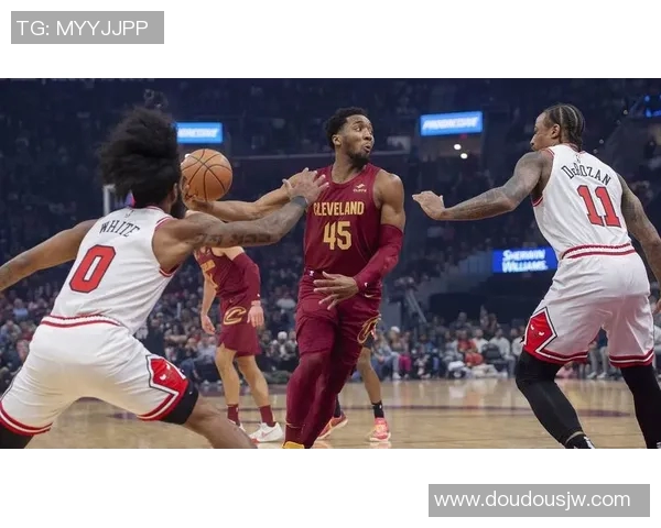 活塞与勇士激战三月二十五日NBA赛场精彩对决引发球迷热议