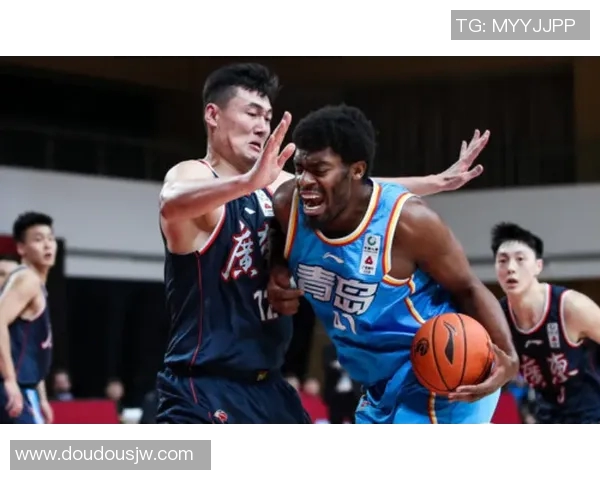 湖北华创与青岛的精彩对决揭示了篮球赛场上的激情与实力较量